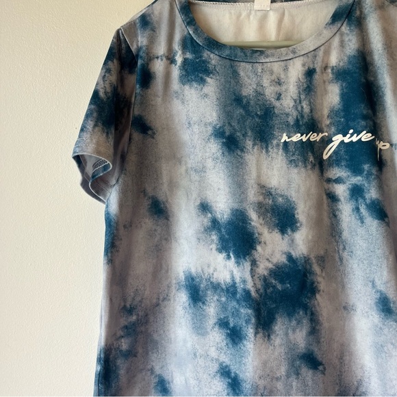 🌼 5/$25 Girls Blue Tie Dye “Never Give Up” Graphic Short Sleeve T-Shirt Size 6-7 - Picture 5 of 10